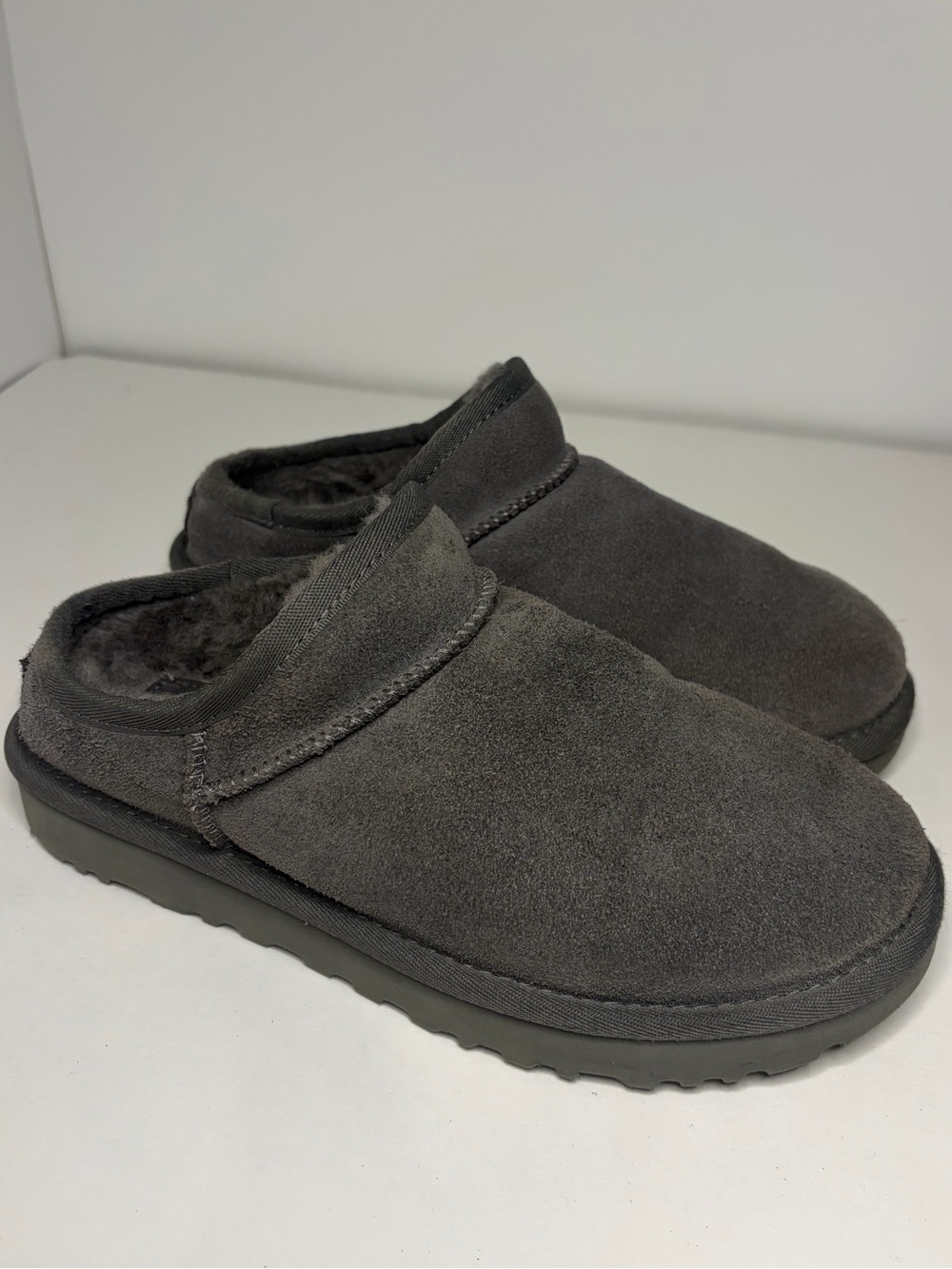 UGG Women’s Classic Slipper bootie Charcoal Gray Women’s size 7